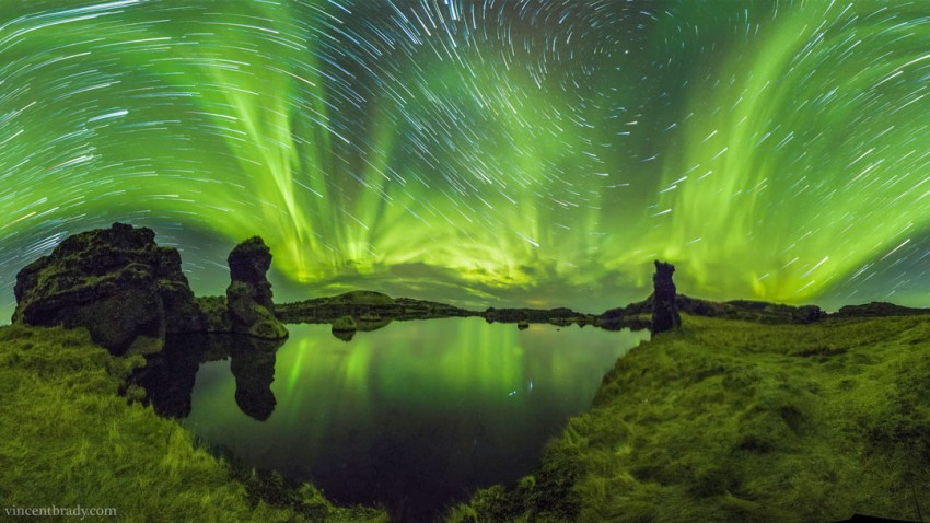 شفق های قطبی و رد ستاره ای برفراز ایسلند